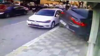 Direksiyon hakimiyetini kaybeden sürücü kuruyemiş dükkanına daldı