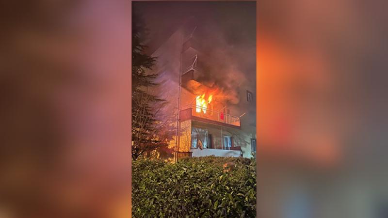 �akmakla oynarken evi yakt�, 16 ki�i hastanelik oldu