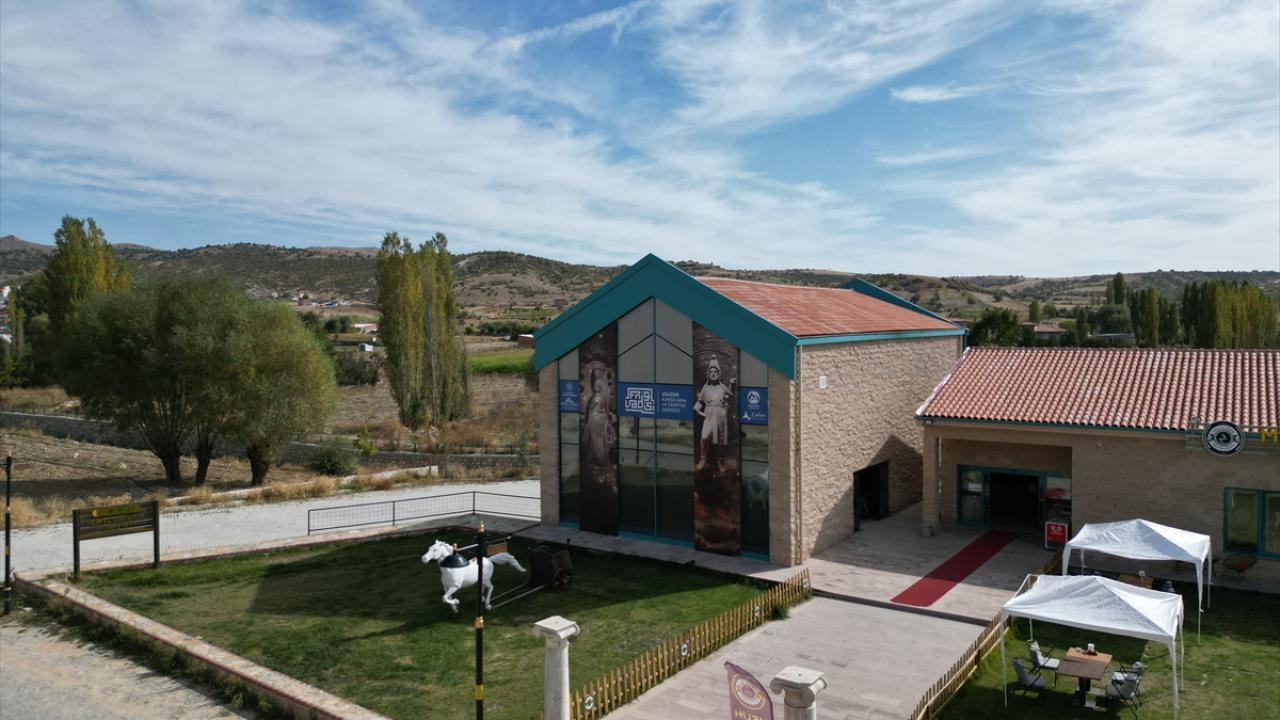 "Mağaralar, tarihi mekanlar ve şapellerimiz yapılan aydınlatmayla gece de gezilebiliyor"