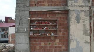 Depremde bina yıkıldı, kavanozlar yerinde duruyor