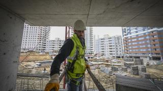 Metrelerce yüksekte tek kişilik mesai "kule vinç operatörlüğü"