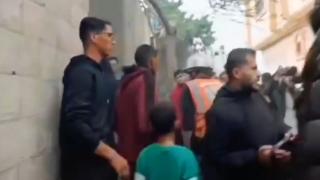 İsrail'in görev yapan sivil savunma ekiplerini hedef aldığı an görüntülere yansıdı