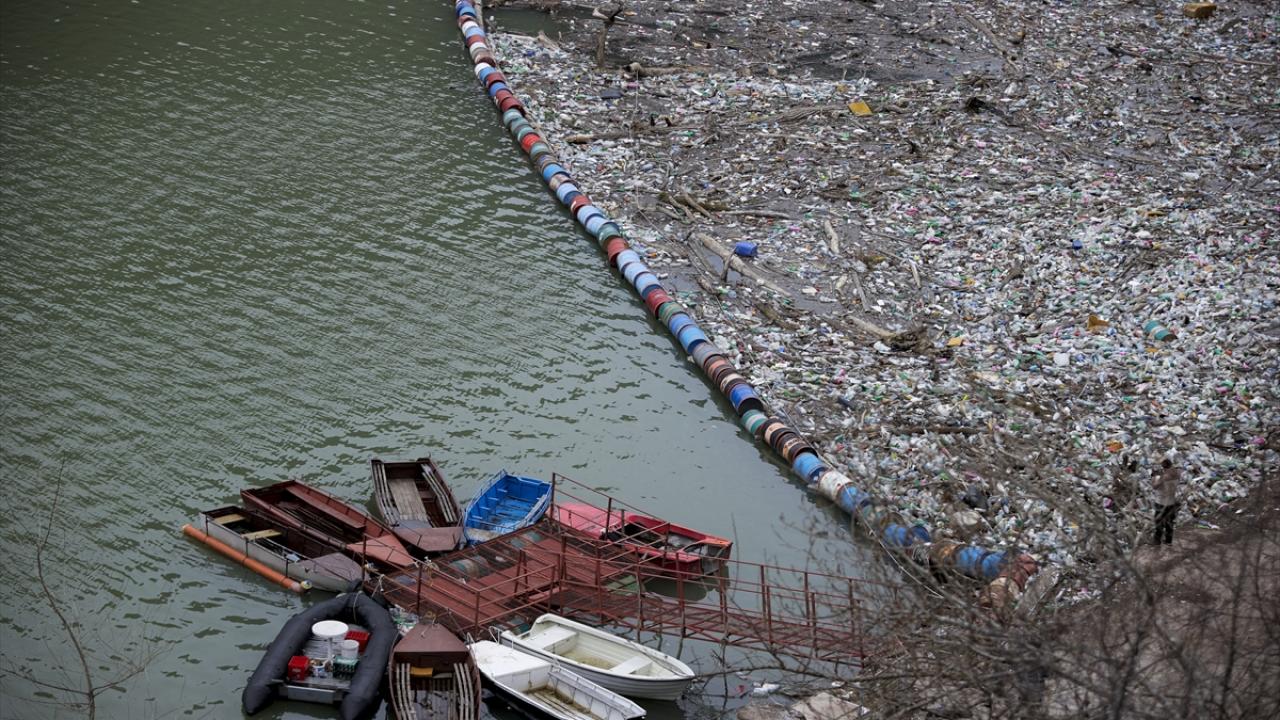 Nehrin yüzeyini çöpler, ağaç ve araba parçaları kaplıyor