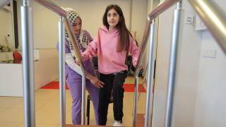 Depremden 6 saat sonra enkazdan çıkarılan Ayşe Sudem yürümeye başladı