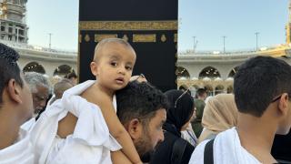 Çocuklar da aileleriyle umre yapıyor