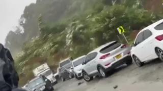 Kolombiya'da otoyoldaki heyelan kamerada