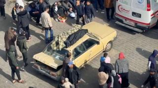 Gazze'de cenazeler ambulans yetersizliği nedeniyle sivil araçların üzerinde taşındı