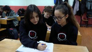 Görme engelli Melis'e arkadaş ve öğretmenleri "göz" oldu