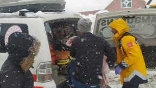 Yolu kapanan köyde rahatsızlanan çocuk için seferber oldular