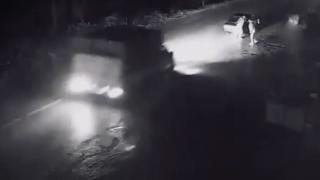 Yolda kalan otomobili iten kişilerin kazadan kurtulma anı kamerada