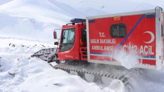 Yolu kapanan mezradaki hasta 4 kardeşin yardımına paletli ambulans yetişti