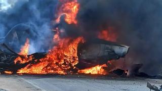 Şili'de küçük uçak alev alarak otoyola düştü