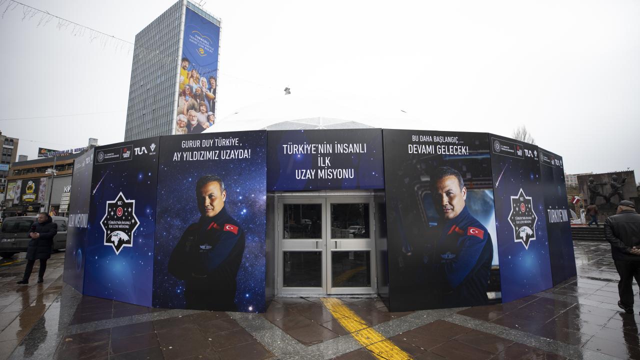 Meydanlarda planetaryumlar kuruldu