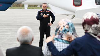 Astronotlar aileleriyle vedalaştı