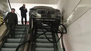 Otomobil AVM'nin yürüyen merdivenine daldı: O anlar kamerada