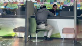 Bankaya çamurlu ayakkabısını çıkarıp girdi