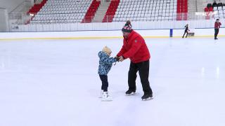 Dede-torun buz pistinin tozunu attırıyor