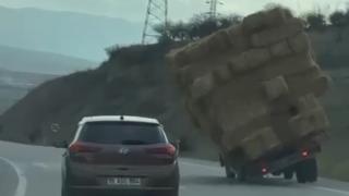 Saman yüklü kamyon böyle devrildi