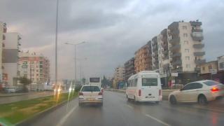 Makas atarken kaza yapan otomobil kamerada