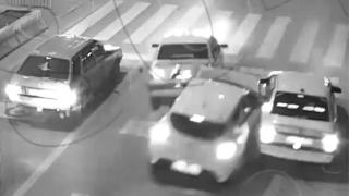 Hızını alamayan otomobilin kırmızı ışıkta bekleyen araçlara çarpması kamerada