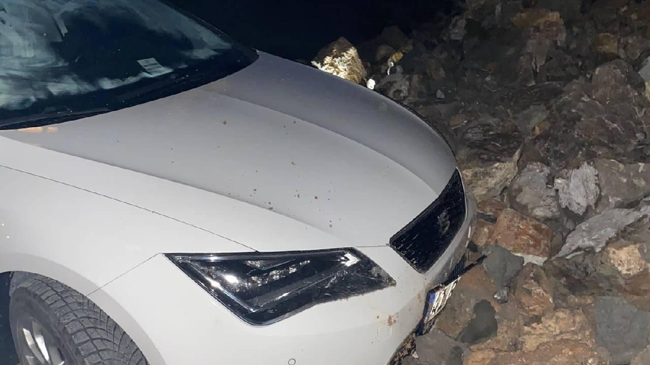 Karabük'te istinat duvarının çökmesi sonucu bir otomobil zarar gördü