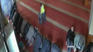 Namaz kılan yaşlı adamın taburesini çekti