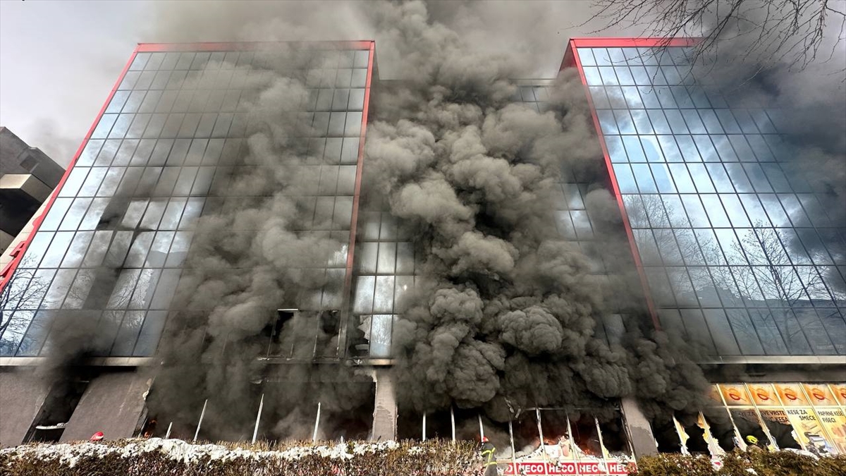 Saraybosna`daki alışveriş merkezinde çıkan yangını söndürme çalışmaları sürüyor