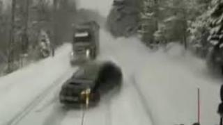 Tırı sollamak isterken kar küreme aracına çarptı, ikiye bölündü