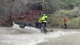 Aracı nehre devrilen ABD'li kadın helikopterle kurtarıldı