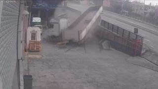 Başakşehir'de kontrolden çıkan tır işyerinin bahçesine düştü: O anlar kamerada