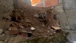 Kepçenin vurduğu duvar yerle bir oldu