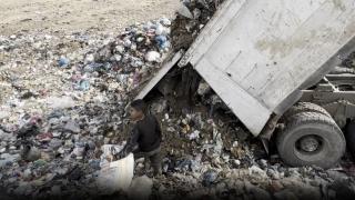 Gazzeliler çöp yığınlarının içinde yakacak bulmaya çalışıyor