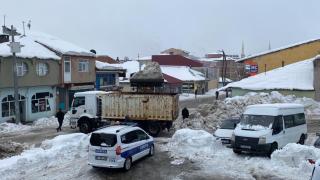 Karlıova'da 500 kamyon kar ilçe dışına atıldı
