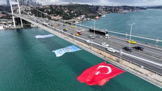 Alper Gezeravcı için 15 Temmuz Şehitler Köprüsü'ne Türk bayrağı asıldı