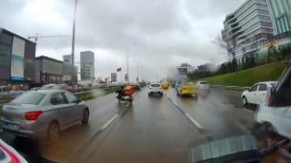 Motokurye otomobilin altında kalmaktan son anda kurtuldu