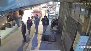 Telefona daldı, açık rögara düştü