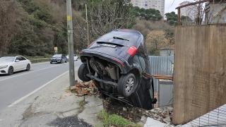 İstanbul'da yoldan çıkan araç inşaatın duvarında asılı kaldı