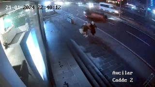 Takla atan otomobilin altında kalmaktan son anda kurtuldular