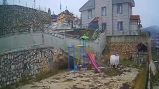 Çocuk parkında istinat duvarı yıkıldı