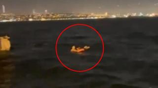 Vapurdan denize düşen yolcuyu seyyar satıcı kurtardı