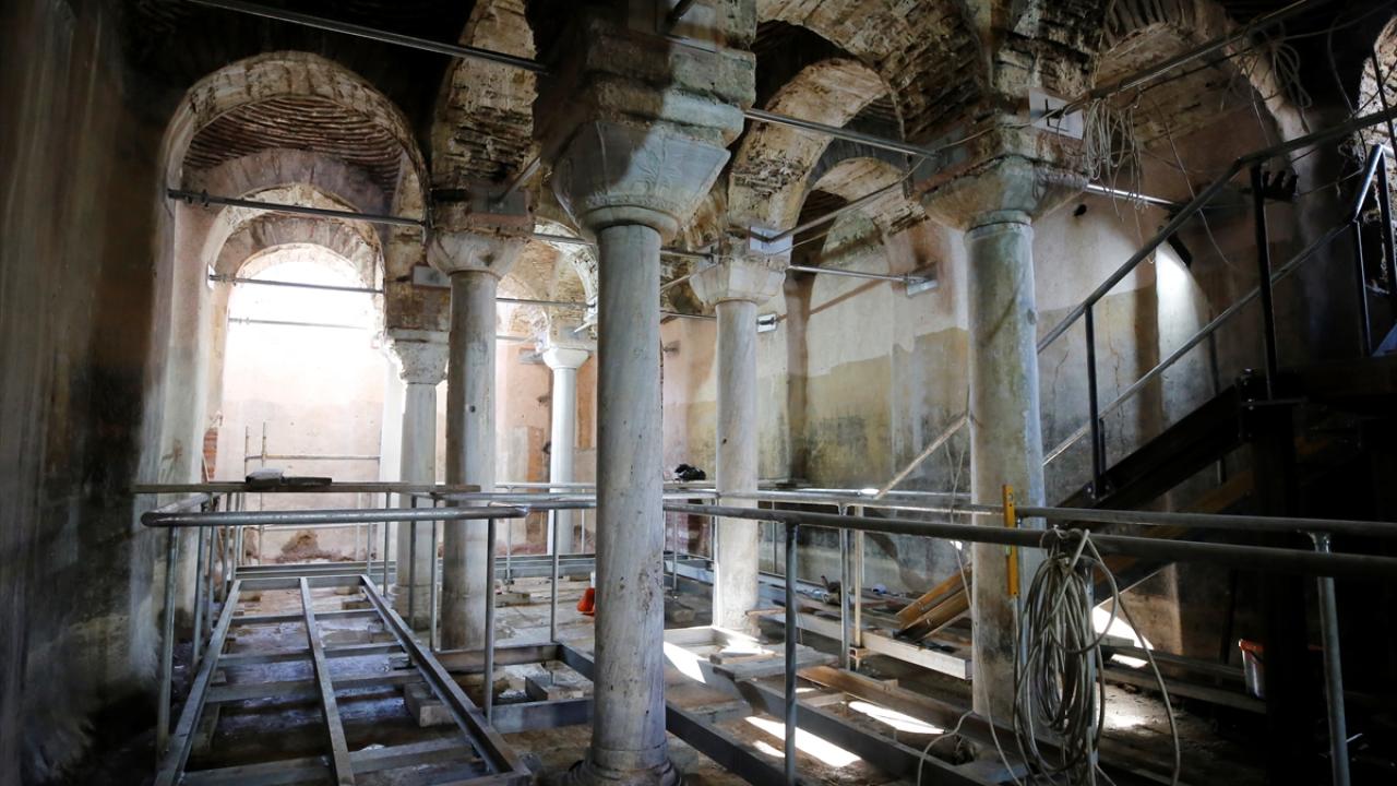 "3 büyük kubbeden oluşan ve çok farklı bir plana sahip bir sarnıç daha ortaya çıktı"