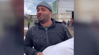 Bir torba un için saatlerce bekliyorlar...