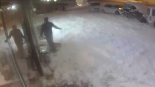 Çatıdan düşen karın altında kalmaktan son anda kurtuldu