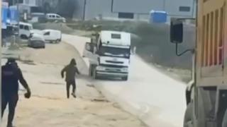 Yokuş aşağı hareket eden kamyon 3 araca çarptı