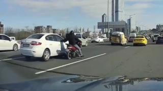 Otomobilin aynasını kırdı, önündeki taksiye çarparak takla attı