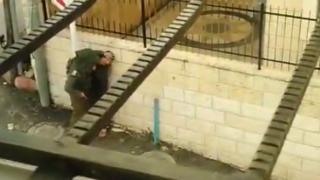 İsrail askerlerinin Filistinli çocuğu böyle darbetti