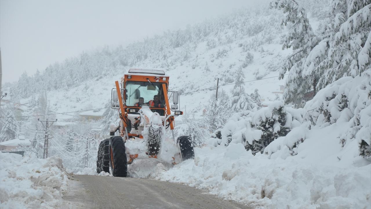 Erdemli`de araçta mahsur kalan 2 kişi kurtarıldı