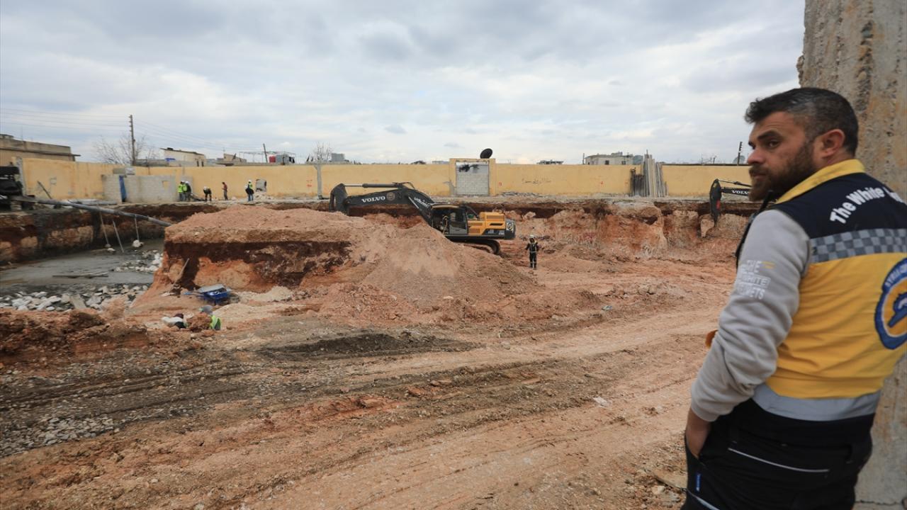 Beyaz Baretliler, Afrin'de depremlerde yıkılan bir okulun inşası için çalışma başlattı
