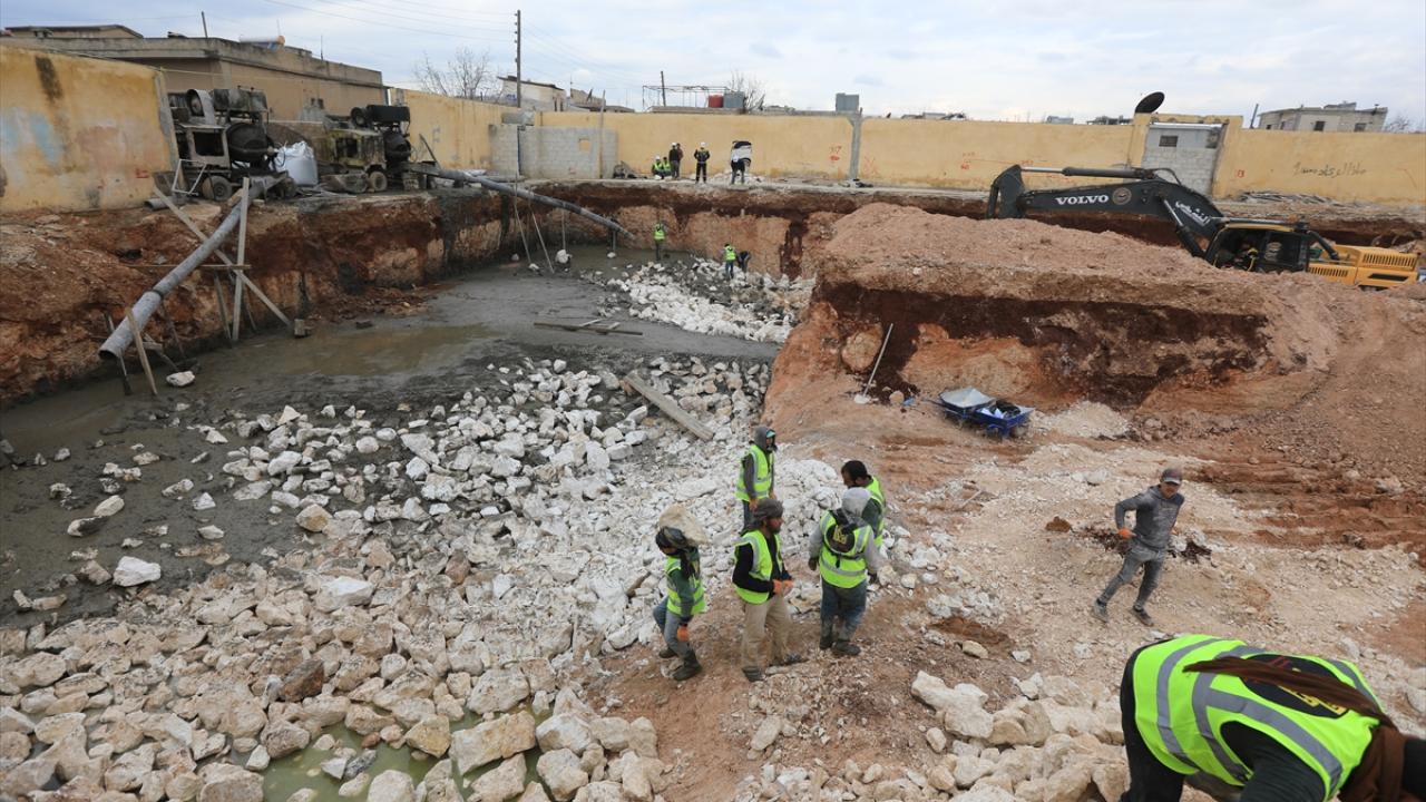 Beyaz Baretliler, Afrin'de depremlerde yıkılan bir okulun inşası için çalışma başlattı