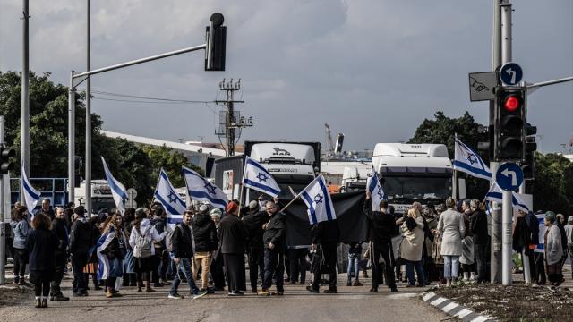 Eli kanlı İsrailli milletvekili ve Meclis adayları Gazze Şeridi'ne yardım taşıyan tırların önünü kesti haber görseli